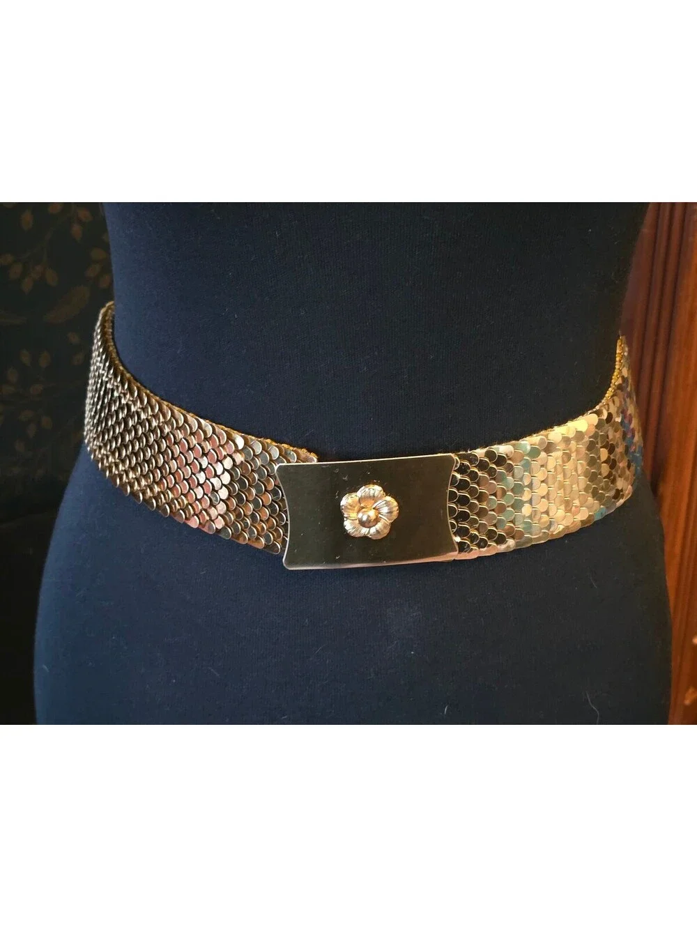 Vintage 1970's Gold Tone Fish Scale Stretch Belt with Flower Clasp